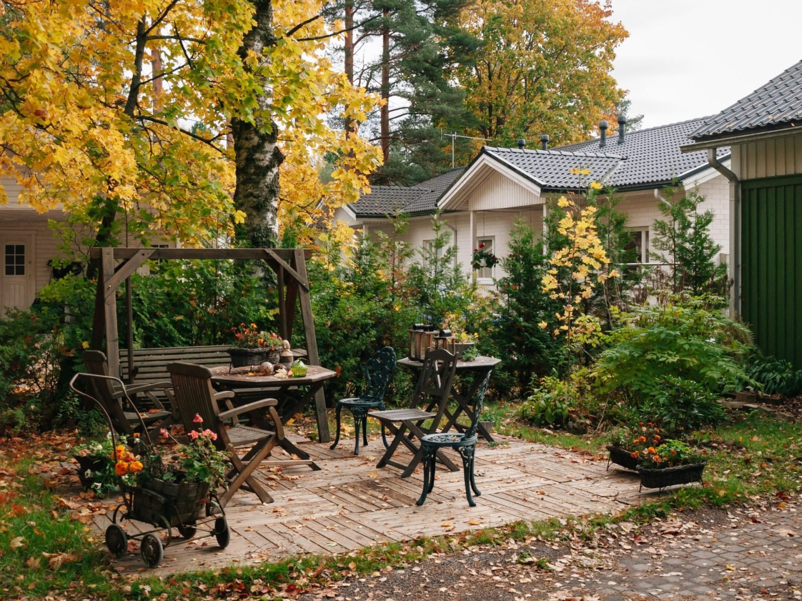 Terrasse als Teil einer gestalteten Gartenanlage